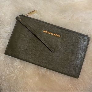 NBW Michael Kors Large Jet Set Travel Zip Clutch